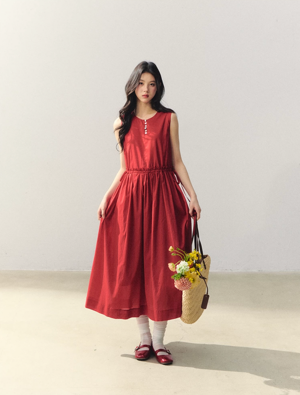 Sleeveless round neck red dress