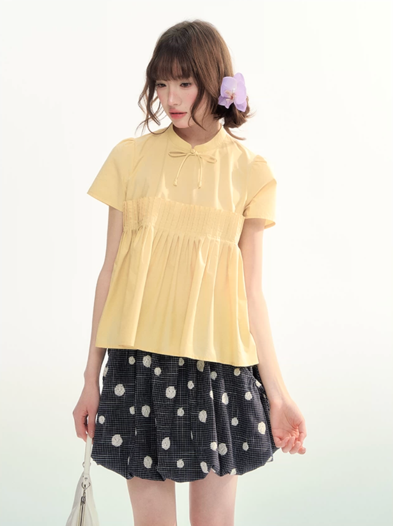 黄色のプリーツ半袖シャツ