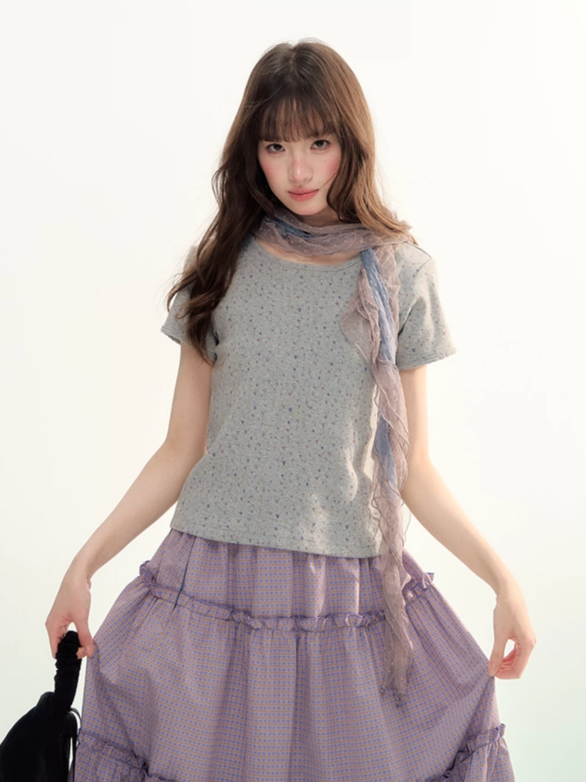 グレーの花柄ショートフィットTシャツ