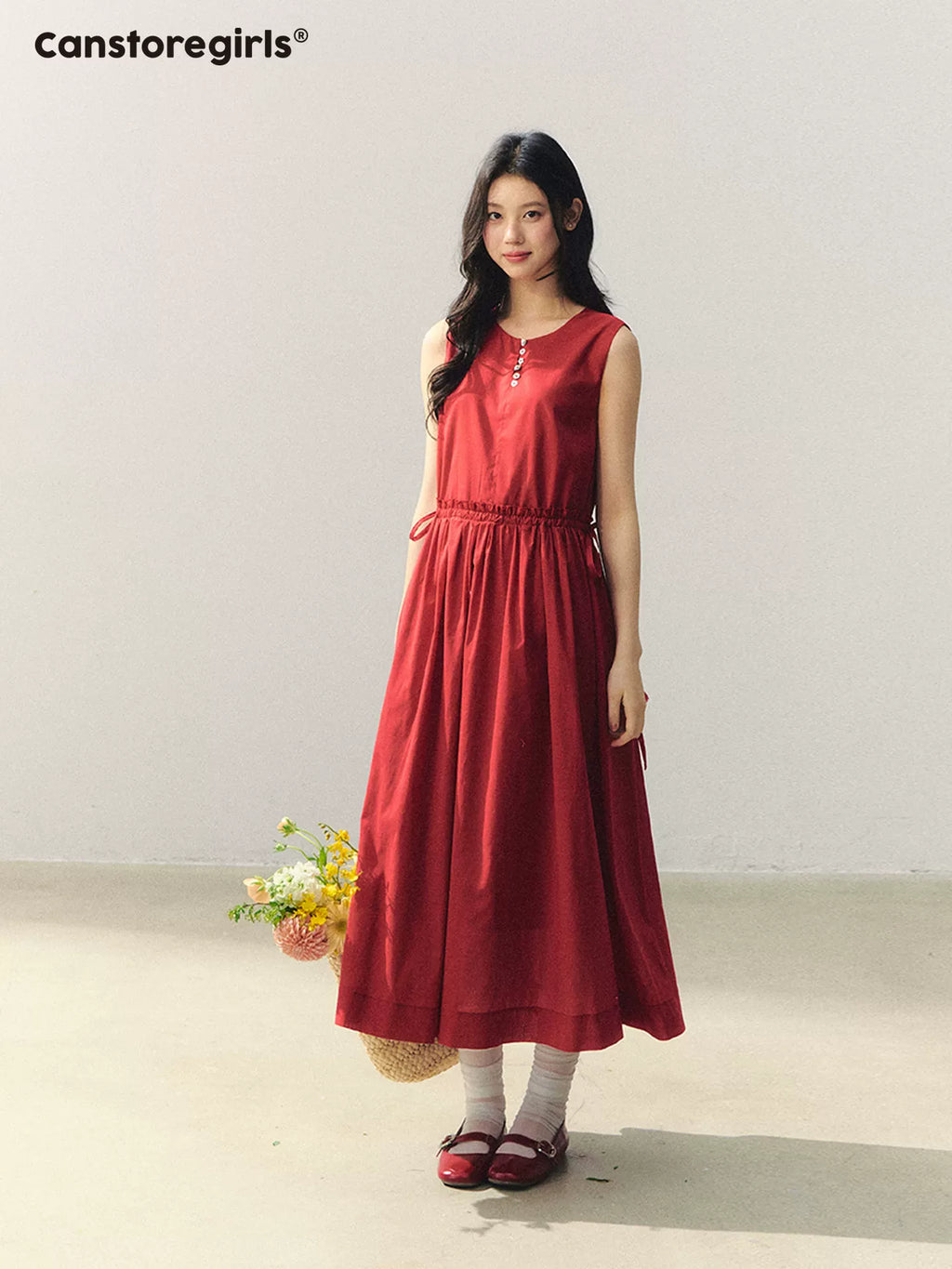 Sleeveless round neck red dress