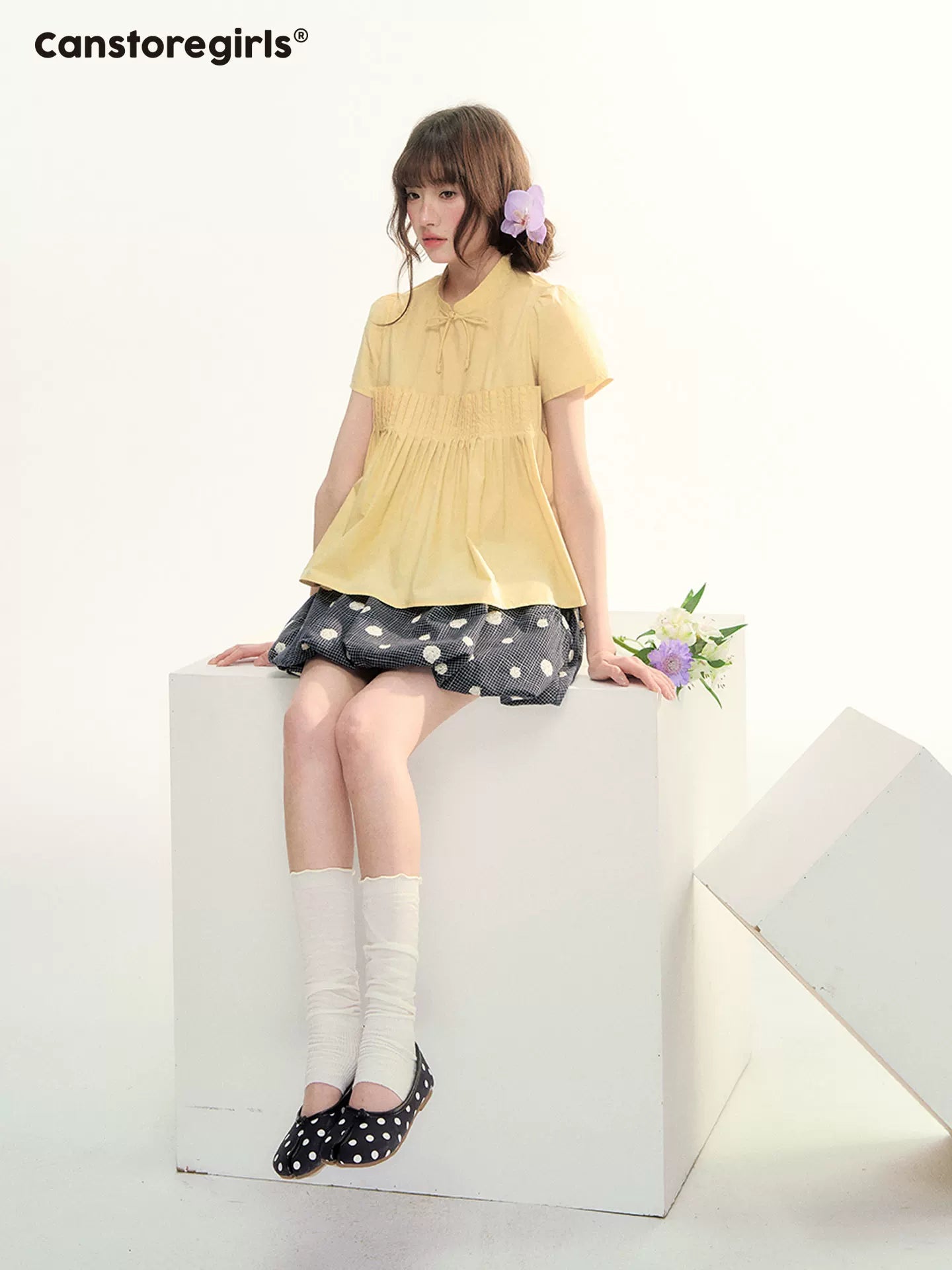 黄色のプリーツ半袖シャツ