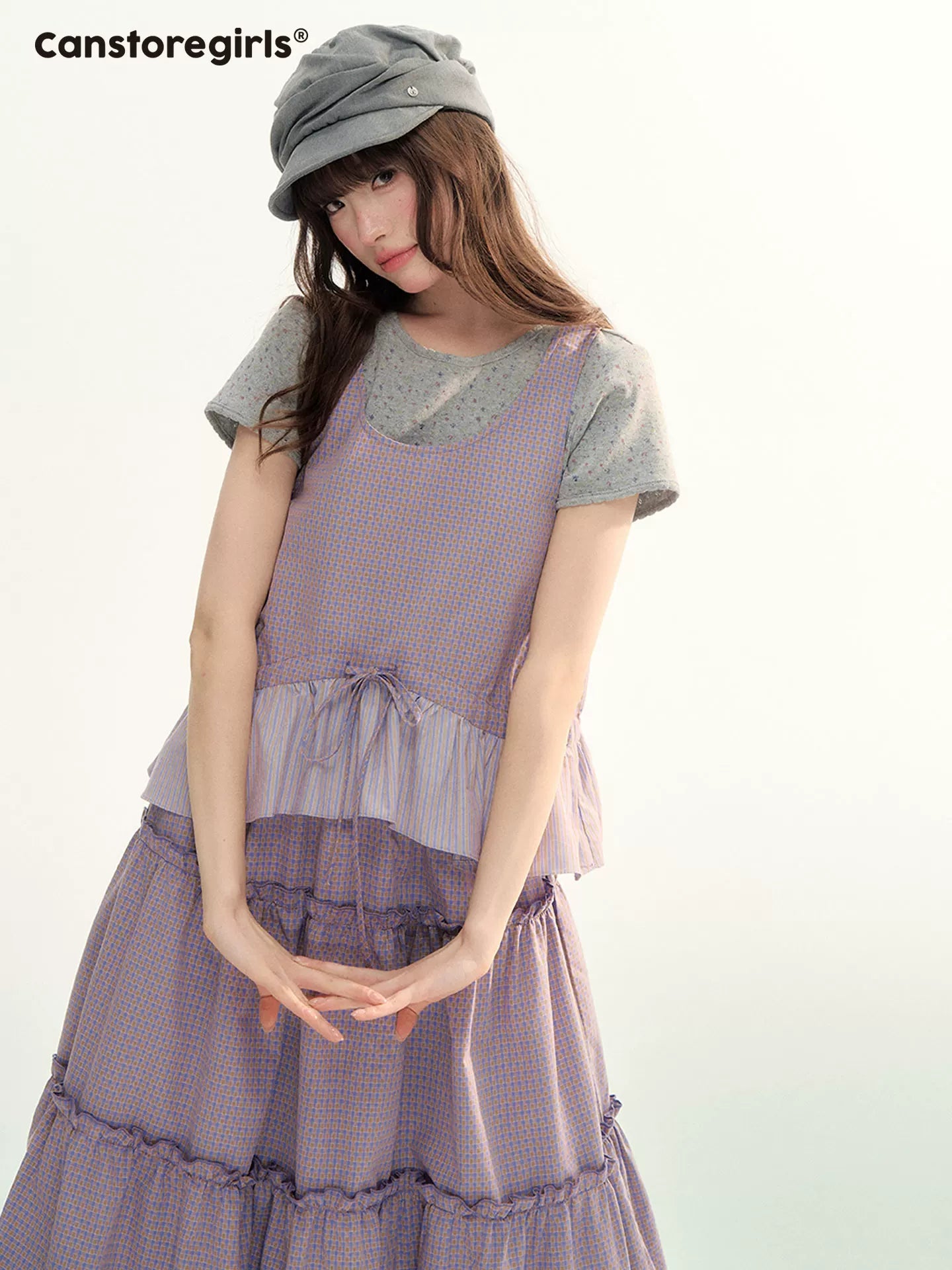 グレーの花柄ショートフィットTシャツ