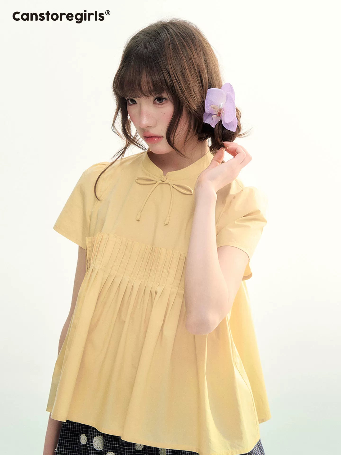黄色のプリーツ半袖シャツ