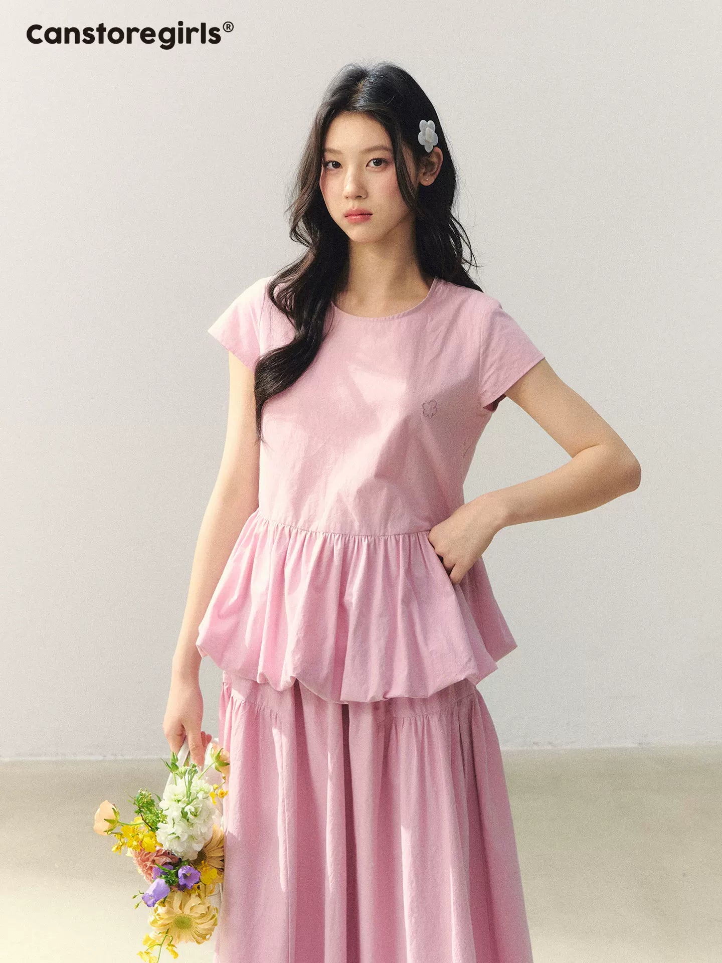ピンクの花柄タンクトップとスカートのセット