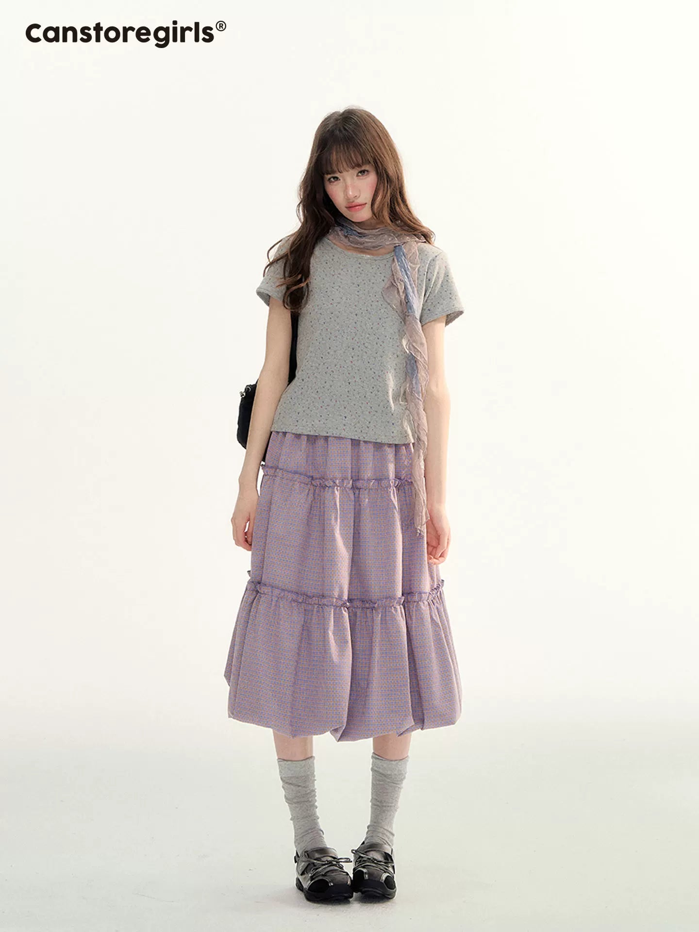 グレーの花柄ショートフィットTシャツ