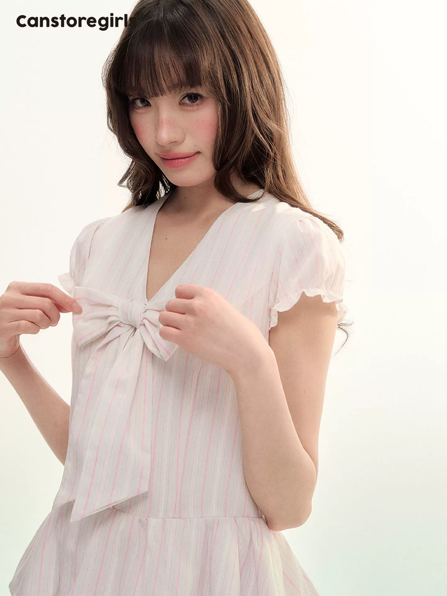 ピンクのストライプ柄リボン付きVネックドレス